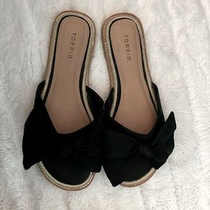 Cute black bow sandals from torrid